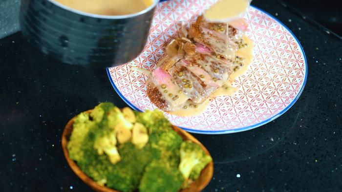 Episode 10 – Sirloin Steak with Peppercorn Sauce and a Side of broccoli 